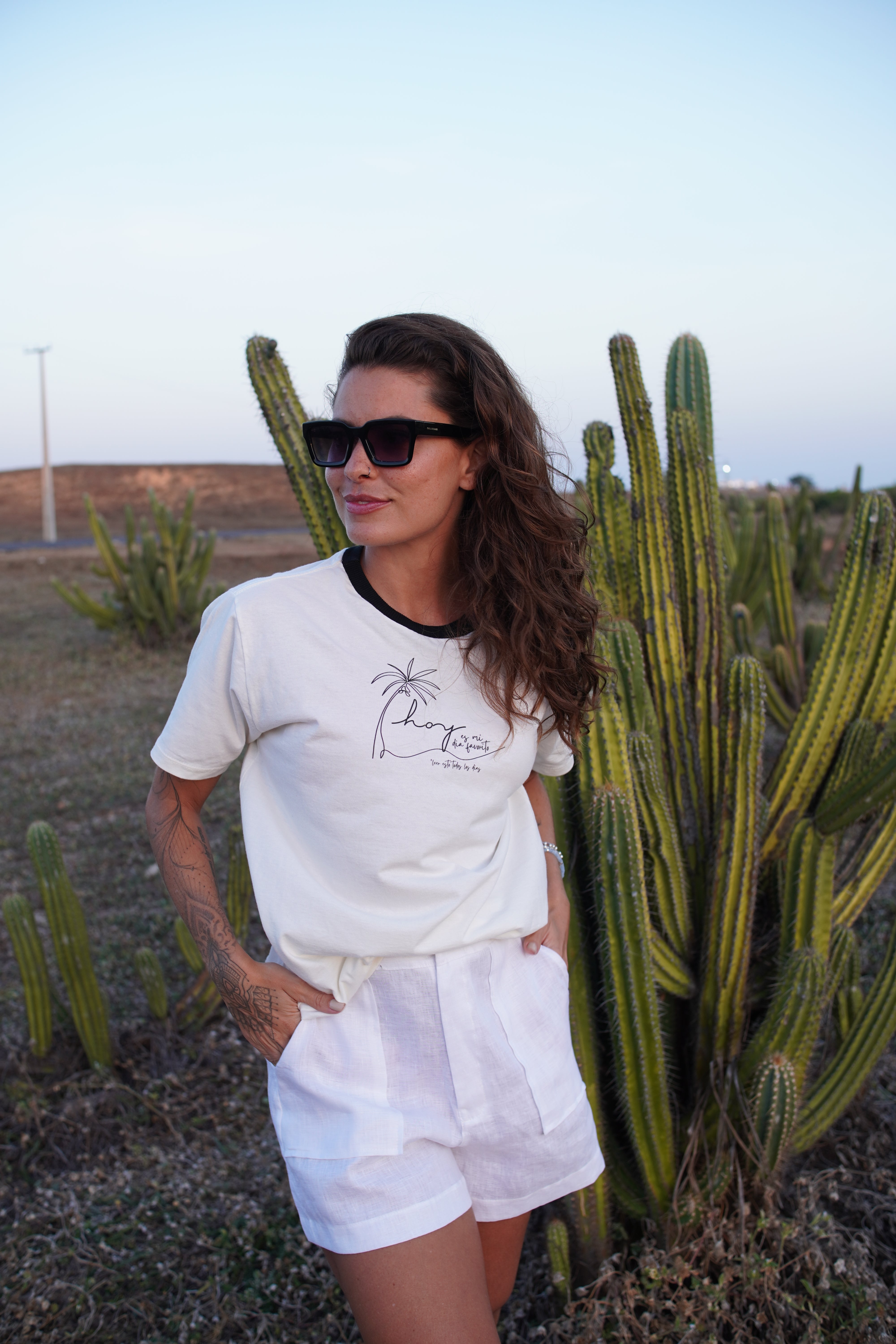 T-shirt Bicolor Bege Com Colar Preto